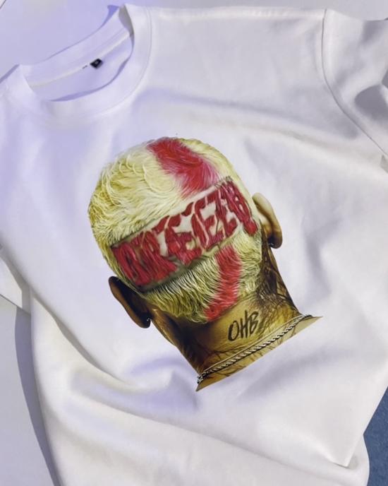 متوفر T-shirt رجالي باللون الأبيض عالي الجودة بستايل قصة قصيرة لائقه بتصميم براند سعودي بصورة . 