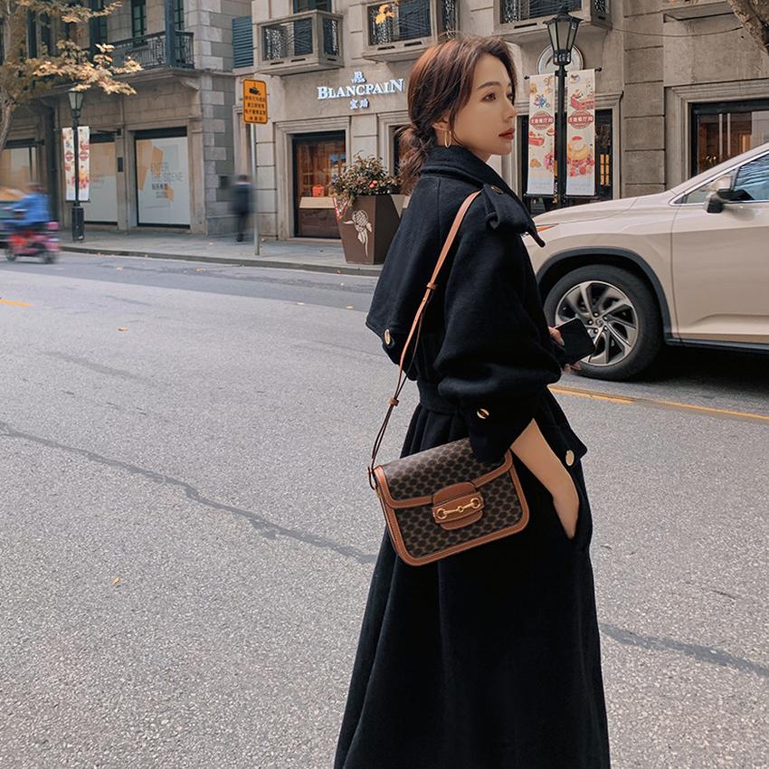 A loose and thin women's coat, which is windbreaker and has a contrasting color to match your elegant look A loose and thin women's coat, which is windbreaker and has a contrasting color to match your elegant look