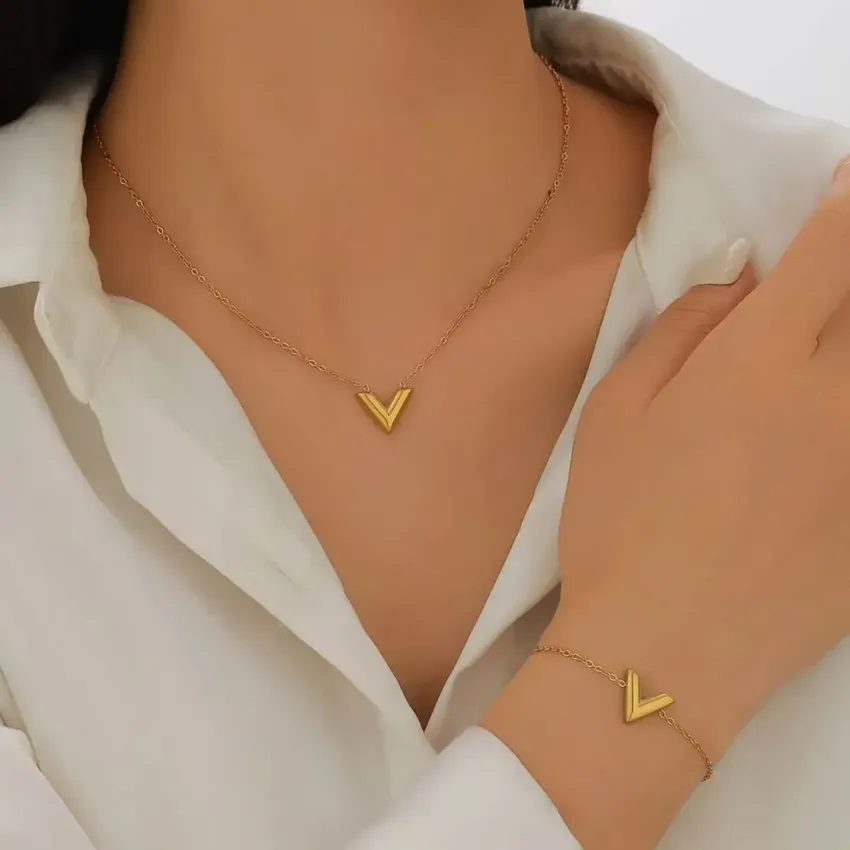 1 piece Fifth Fashion Jewelry necklace with earring necklace. 1 piece Fifth Fashion Jewelry necklace with earring necklace.
