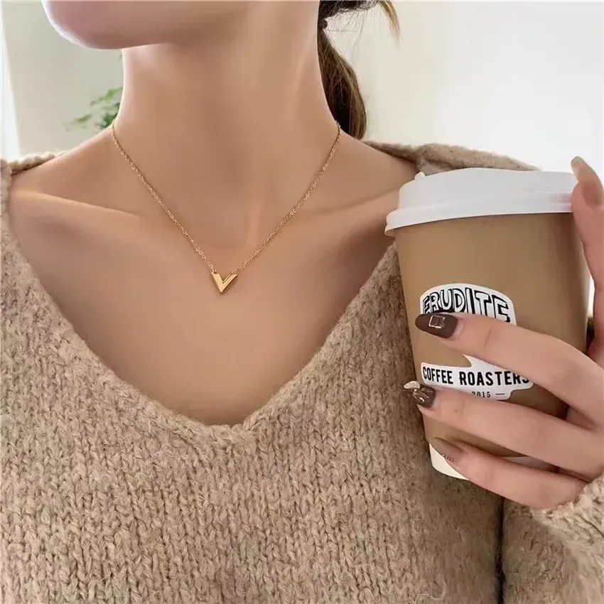 1 piece Fifth Fashion Jewelry necklace with earring necklace. 1 piece Fifth Fashion Jewelry necklace with earring necklace.