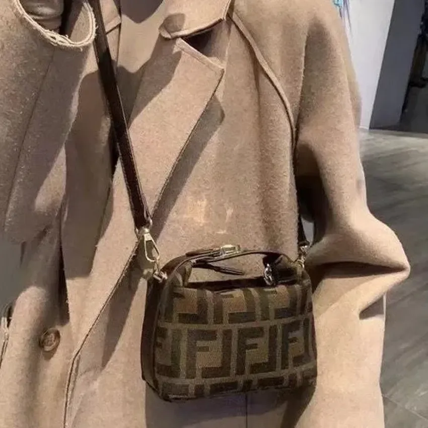 2025 small shoulder shoulder bag with a classic fabric with a phone pocket, clouds, smooth buckle and one belt under the armpits 2025 small shoulder shoulder bag with a classic fabric with a phone pocket, clouds, smooth buckle and one belt under the armpits