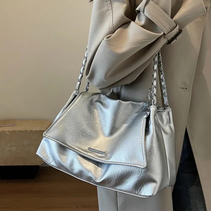 A casual shoulder bag of silver with a smooth surface for women, a large capacity handbag, a chain that fits everything, a famous messenger, a common new, A casual shoulder bag of silver with a smooth surface for women, a large capacity handbag, a chain that fits everything, a famous messenger, a common new,
