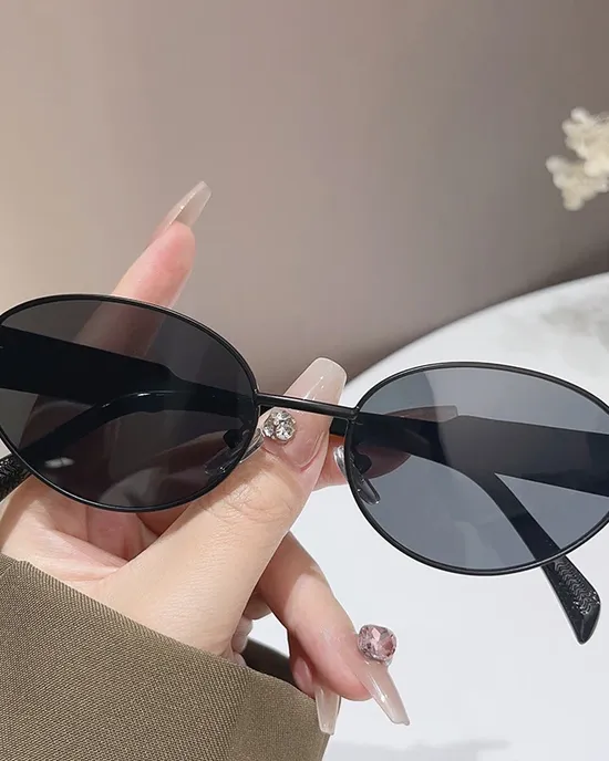 نظارات شمسية نسائية بيضاوية نظارات شمسية نسائية بيضاوية