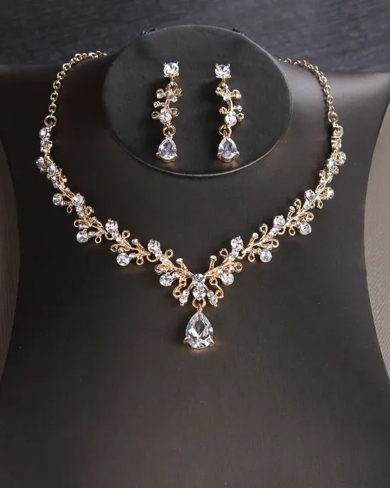 Korean zircon necklace and collection earrings, chain chain, wedding wedding dress, 2 pieces collection, new Korean zircon necklace and collection earrings, chain chain, wedding wedding dress, 2 pieces collection, new