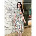 تصميم أزياء صيفي أنيق بطبعات عصرية من Jamerary، بلمسة أنثوية مطوية لأسلوب راقٍ ومميز. تصميم أزياء صيفي أنيق بطبعات عصرية من Jamerary، بلمسة أنثوية مطوية لأسلوب راقٍ ومميز.