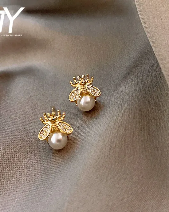 A simple and luxurious new women's earrings of pearl for 2025 modern design in the form of bee insect Korean jewelry sexy earrings A simple and luxurious new women's earrings of pearl for 2025 modern design in the form of bee insect Korean jewelry sexy earrings