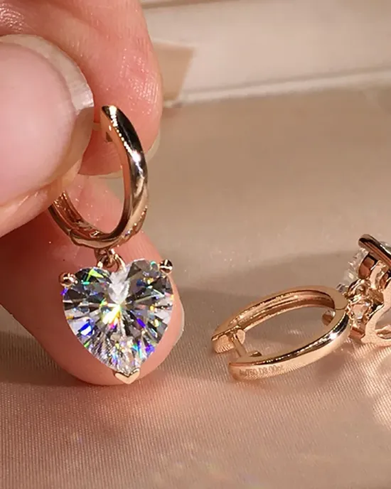 Witch gold color hop earrings of the shape of the zircon