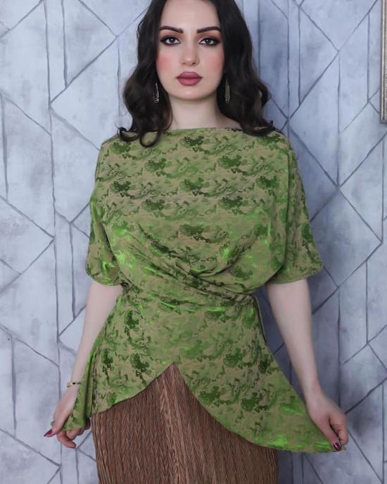 بلوزة لف حزام مخفي بتشجيرة فريده لمعة