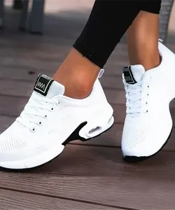 Machinery shoes that allow ventilation for women, casual shoes for walking, external tennis shoes, lightweight, summer, from the outside