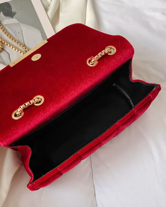 Swoller shoulder and crossbody bag with a chain strand of women, flap, red neon, chain, square, dating back, familiar Swoller shoulder and crossbody bag with a chain strand of women, flap, red neon, chain, square, dating back, familiar
