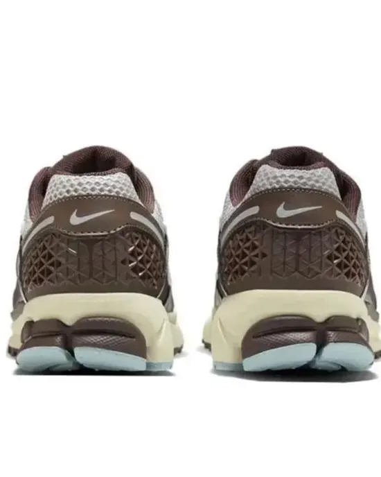 Nike Air Zoom Vomero 5 LOW shoes for men and women, lightweight running shoes, comfortable lining and can be worn in brown and silver color Nike Air Zoom Vomero 5 LOW shoes for men and women, lightweight running shoes, comfortable lining and can be worn in brown and silver color