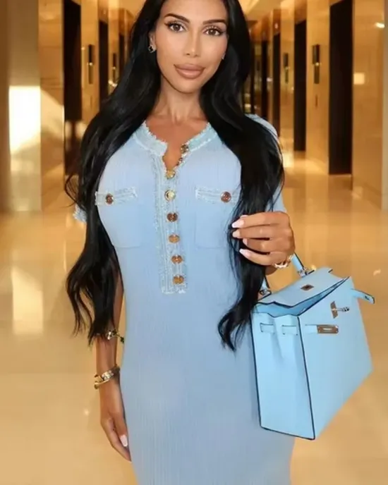 A stylish, stylish maxi dress with a circular neck, short sleeves and metal buttons tight dresses for women to move A stylish, stylish maxi dress with a circular neck, short sleeves and metal buttons tight dresses for women to move