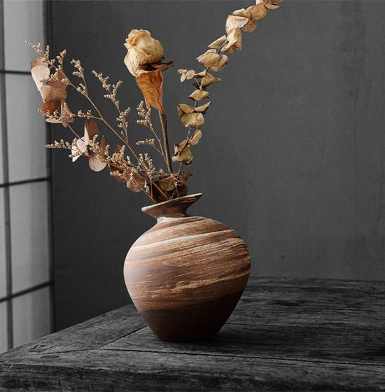 Kuroha – Glazed Japanese Black Porcelain Vase (Zen Antique Edition) Kuroha – Glazed Japanese Black Porcelain Vase (Zen Antique Edition)