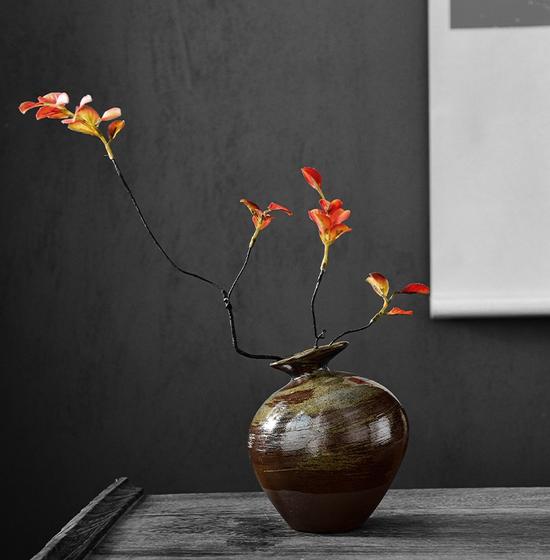 Kuroha – Glazed Japanese Black Porcelain Vase (Zen Antique Edition) Kuroha – Glazed Japanese Black Porcelain Vase (Zen Antique Edition)