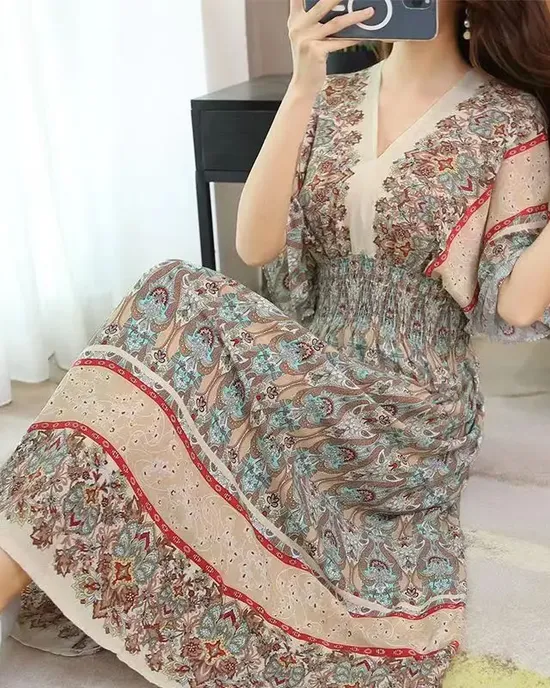 فستان بوهيمي أنيق بتصميم عتيق، برقبة واسعة، وخصر مرن. فستان بوهيمي أنيق بتصميم عتيق، برقبة واسعة، وخصر مرن.